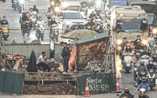 Lô cốt dày đặc giữa phố, người Hà Nội chật vật di chuyển trong làn đường hẹp