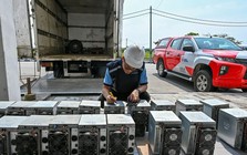 Drone bay vù vù trên những dãy nhà bỏ hoang phát hiện điểm bất thường, cảnh sát khui ra đường dây tội phạm gây thiệt hại 1,1 tỷ USD tại một quốc gia Đông Nam Á