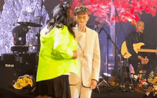 Ca sĩ được tặng vàng nhiều nhất Việt Nam nhận tiền mặt cả trăm triệu đồng trên sân khấu