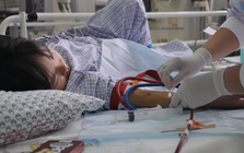 Bé gái 8 tuổi đã qua đời vì ung thư thận, người cha ôm con khóc nức nở: “Tất cả là tại tôi!”