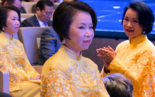 Phu nhân tỷ phú Phạm Nhật Vượng đẹp nhờ áo dài quá tinh tế, 1 chi tiết kết nối đến chồng và con trai