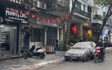 Ô tô phủ bạt "nằm lì" 4 năm trên phố Bát Sứ: Một người đàn ông ra làm việc với công an