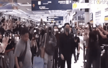 Danh tiếng khủng khiếp của mỹ nam mới nổi 4 tháng: Về nhà trong sự reo hò, cả thành phố ùa ra đón như đỉnh lưu thế giới