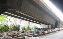 Chủ tịch Hà Nội chỉ đạo xử lý tình trạng rác dày đặc đường Vành đai 2, Vành đai 3