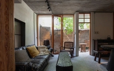 Thừa kế nhà 44m2 phố cổ, người phụ nữ cải tạo thành không gian sống cho gia đình 3 thế hệ: Nhỏ nhưng chứa điều “quý hơn vàng”