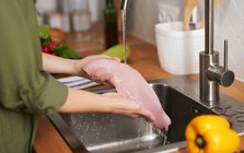 Vì sao chuyên gia khuyên đừng rửa thịt sống dưới vòi nước chảy?