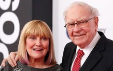 Chuyện khó tin trong gia đình Warren Buffett: Con gái duy nhất hơn 20 tuổi mới biết cha là tỷ phú, từng phải giao đồ ăn, bán báo để kiếm tiền