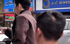 Lộ ảnh nam thần hạng A đình đám châu Á đi chợ Bến Thành, ngồi ăn chè mà đẹp hơn cả bìa tạp chí