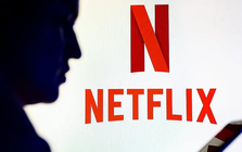 Tại sao giá cổ phiếu Netflix giảm 3% khi công bố mua lại một phần Warner Bros?