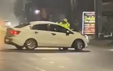 VIDEO: Tài xế ô tô tăng ga hất văng CSGT lên nắp capo bỏ chạy