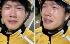 Đang giao đồ ăn, shipper bật khóc giữa đường, nức nở kể lại lý do khiến MXH lặng người