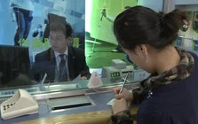 Khách đi rút gần 900 triệu nhưng bị từ chối và khóa tài khoản, nhân viên cho biết: “Dùng ngân hàng này thì phải theo điều kiện của chúng tôi…”