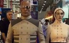 Chuyện thật như đùa tại Iran: Robot hình người cao cấp tại triển lãm công nghệ bị bóc mẽ là người thật đóng giả