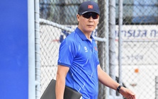 HLV Kim Sang-sik đeo kính râm cực ngầu, chiếm trọn spotlight ở buổi tập của U22 Việt Nam trước trận "đại chiến" với U22 Malaysia