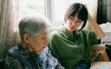 Người phụ nữ 30 năm làm giúp việc tiết lộ bi kịch của người già có tiền