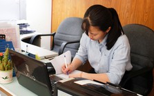 Nữ kế toán nhận tiền chuyển khoản theo lệnh sếp, 8 năm sau bỗng bị niêm phong, đấu giá toàn bộ tài sản: "Có người kiện cô vay nợ 17 tỷ đồng"
