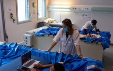 Được trả 135 triệu đồng cho 10 ngày thí nghiệm nằm trên giường chơi điện thoại