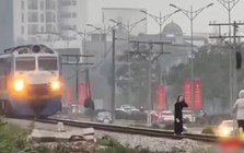 Hai phụ nữ thản nhiên 'tạo dáng' trên đường ray, mặc tàu hoả kéo còi liên tục