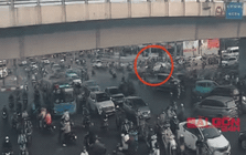 Khoảnh khắc từ trên cao ghi lại toàn cảnh nữ tài xế lái Mercedes tông hàng chục xe máy, 1 nữ sinh tử vong thương tâm