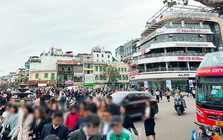 CSGT vừa đưa ra cảnh báo khi hàng nghìn người đến tòa nhà "Hàm cá mập" chụp ảnh