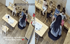 Phụ huynh soi camera thấy cô giáo liên tục làm 1 điều trước mặt con gái đang gào khóc nức nở, vội up ngay clip lên mạng và thốt lên 4 từ