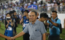 Đằng sau tấm ảnh “chia tay gia đình”, bầu Đức đã tặng HLV Kim Sang-sik 2 “món quà” quý giá