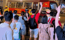 Khoảnh khắc lay động: Người dân đứng 2 bên đường vẫy tay chào các chiến sĩ sau buổi tổng duyệt, lời ca vang lên giữa lòng thành phố
