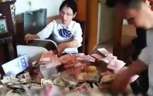 Dọn dẹp căn nhà của bà lão độc thân vừa qua đời, bất ngờ phát hiện 5 túi tiền mặt trị giá 3,4 tỷ đồng