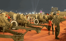 Chú bộ đội ở công viên Bạch Đằng trung bình mấy ngày trước lễ  30/4 kiểu: ''Ban ngày GIỮ PHÁO, ban đêm GIỮ TRẺ'' viral khắp MXH