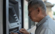 Cụ ông 89 tuổi đi rút hơn 14 triệu đồng tại cây ATM, về nhà phát hiện chỉ còn 1 nửa: Cảnh sát cảnh báo chiêu lừa đảo “nhanh như chớp”