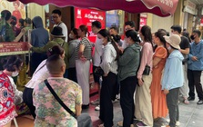 Giá vàng giảm mạnh, cửa hàng nhanh chóng nới 'quota' bán Giá vàng giảm mạnh, cửa hàng nhanh chóng nới 'quota' bán