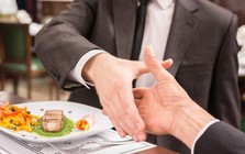 Giám đốc vay hơn 420 triệu đồng rồi trả thiếu 70 triệu đồng khiến vợ chồng tôi bức xúc - 1 tháng sau sếp gọi vào phòng, đưa cho PHONG BÌ và 1 MÓN QUÀ bất ngờ