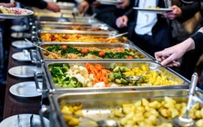 2 người phụ nữ mua suất buffet 350.000 đồng/người, gói gần 3 triệu đồng tiền đồ ăn đem về vẫn khẳng định: “Chúng tôi hơi thiệt thòi”