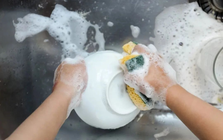 5 kiểu rửa bát còn độc hại hơn "chỉ nhúng qua nước rồi cất lên kệ", nhiều gia đình mắc phải