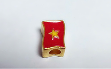 Charm vàng trang sức phong thuỷ hình lá cờ Việt Nam dịp 30/4 khiến người dân yêu thích đón nhận