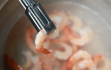 Bạn có thường rã đông tôm kiểu này không? Bác sĩ thở dài: Chẳng trách ăn không ngon còn mất bao dinh dưỡng!