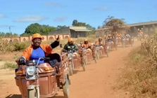 Phụ nữ nông thôn Zimbabwe đổi đời nhờ xe điện