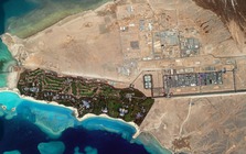 Hé lộ tiến độ thi công đáng kinh ngạc của siêu đô thị dài 170km của Saudi Arabia: Nền móng bắt đầu ‘mọc’ lên từ cát, 60 tuabin gió cung cấp cho công trường 2.800 công nhân