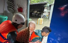 Mưa kinh hoàng, người dân ở Bình Dương bật khóc nhìn nhà ngập lụt, tan hoang