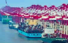 Chuyến hàng Trung Quốc bị áp thuế 145% cập cảng Mỹ