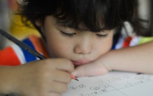 Một kiểu dạy con khiến trẻ "ngoan bất thường" nhưng ẩn chứa nguy cơ bùng nổ cảm xúc, nhiều gia đình đang mắc phải