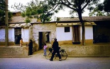 Năm 1972, anh em tôi tới nhà chú để vay 20kg gạo, khi mở chiếc túi ra, mẹ tôi đã rất sốc