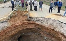 Liên tiếp xuất hiện 7 “hố tử thần”, công bố tình huống khẩn cấp về thiên tai