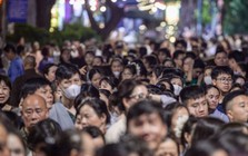 Dòng người xếp hàng xuyên đêm chờ chiêm bái xá lợi Phật