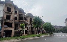 Biệt thự, nhà liền kề bỏ hoang la liệt, giá vẫn “trên trời”