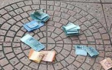 Đi vứt rác, người đàn ông sốc nặng khi phát hiện tiền mặt rơi rải rác khắp đường