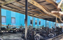 Cháy nhà để xe trường học, nhiều xe máy bị thiêu rụi