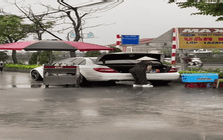 Hành động lạ bên cạnh chiếc ô tô của người phụ nữ bán nước dưới cơn mưa nặng hạt khiến dân mạng đứng hình