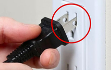 Bí mật chiếc lỗ tròn trên phích cắm: Tưởng dư thừa, hoá ra "cứu nguy" cho cả gia đình