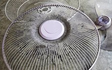 Vì sao quạt điện rất nhanh bám bụi?